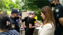 Новий торгово-офісний центр на Молоді в Луцьку затулив вікна житлового будинку (фото, відео)