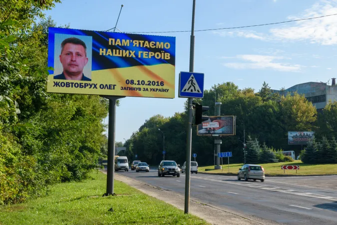 Пам'ятаємо: у Луцьку на бігбордах розмістили фотографії та імена загиблих Героїв (фото)