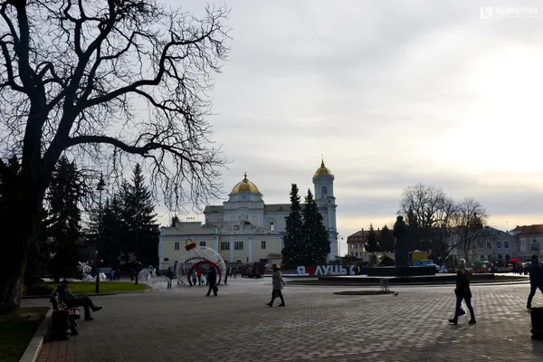 Як у Луцьку чепурять Театральний майдан до новорічно-різдвяних свят (фото)