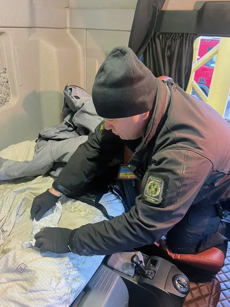 Показав лапкою: у «Ягодині» службовий собака винюхав наркотики (фото)