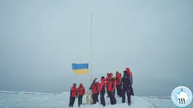 Український прапор майорить над Антарктикою