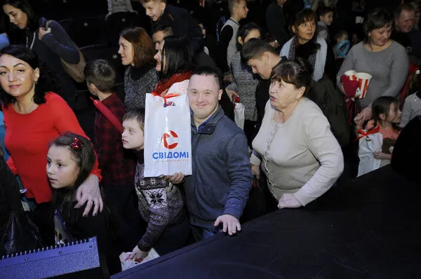 Із Сантою та бульбашками: 500 маленьких лучан отримали дарунки від мецената (фото)