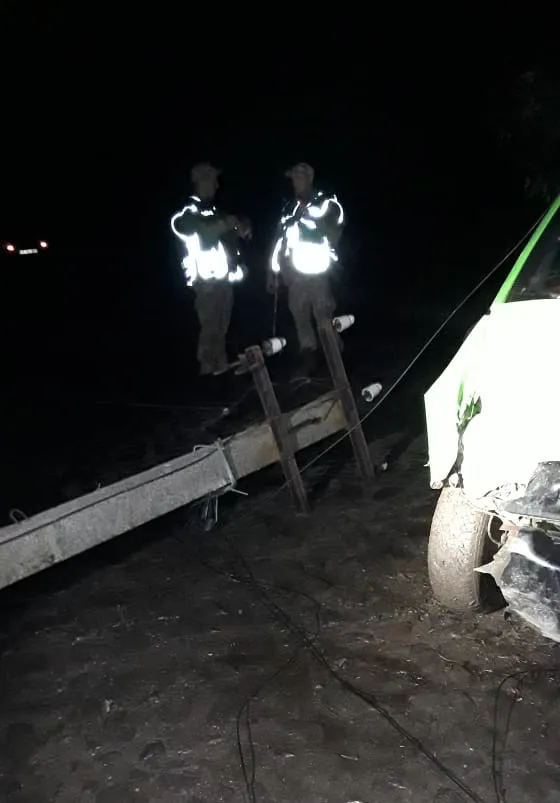 Втікав від прикордонників: на Волині п'яний на «пежо» зніс бетонний стовп (відео)