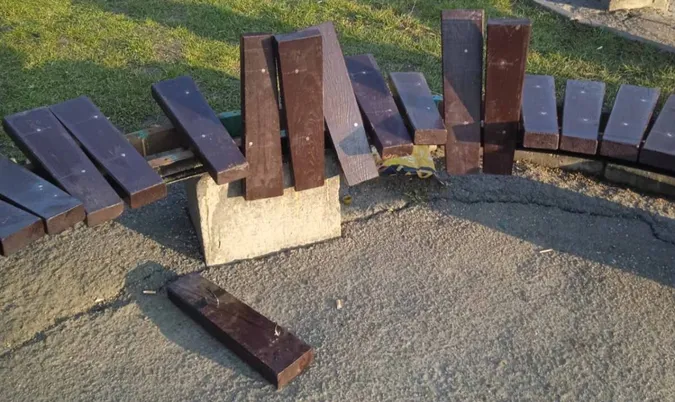 Не простояли й дня: на Волині вандали знищили щойно відремонтовані лавочки (фото)
