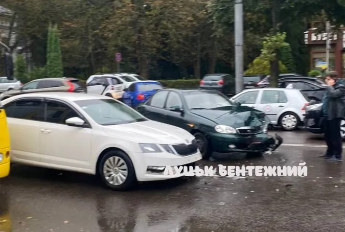 Розтрощило «передок»: у Луцьку біля «Променя» аварія з двома легковиками (відео)