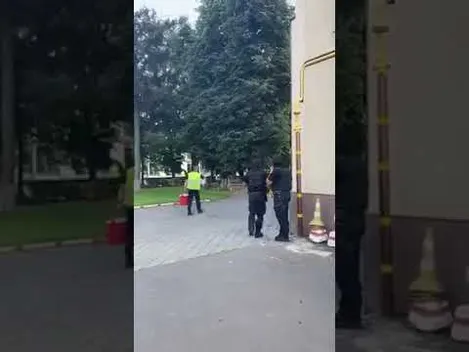 Заручникам у Луцьку передали пакет з водою (відео)