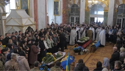 Остання колискова для брата: у Луцьку попрощалися з двома бійцями полку «РЕЙД» (відео)