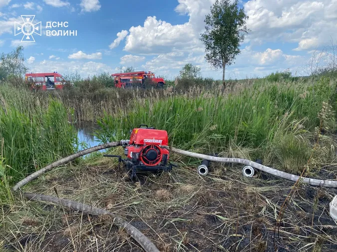 Розгорілося на чотири гектари: на Волині гасять пожежу торфовища (фото)