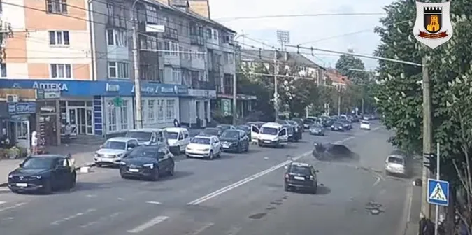 У Луцьку під час хвилини мовчання сталася ДТП: авто відкинуло на припарковані машини (відео)