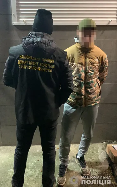 Збував канабіс «з рук у руки»: у Луцьку затримали 27-річного наркоторговця (фото, відео)
