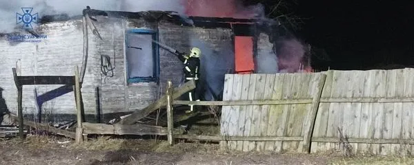 У Луцькому районі горів будинок: загинув 16-річний хлопець (фото, відео)