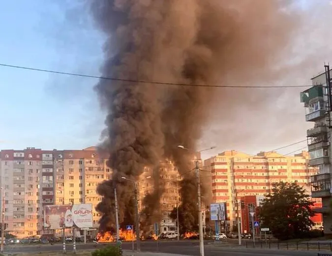 Ворог вдарив в автостоянку в Сумах