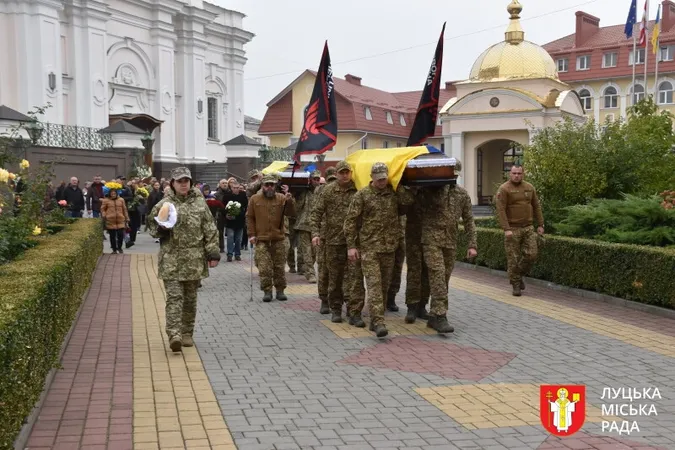 Луцька громада провела в останню дорогу захисників Вадима Глобу та Миколу Язиніна (фото)