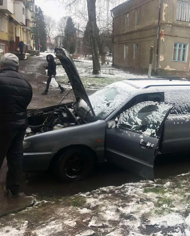 У Володимирі-Волинському посеред вулиці загорілася автівка (фото)