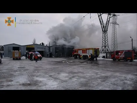 Врятували вантажівку: повідомили подробиці пожежі на СТО в Луцьку (фото, відео)