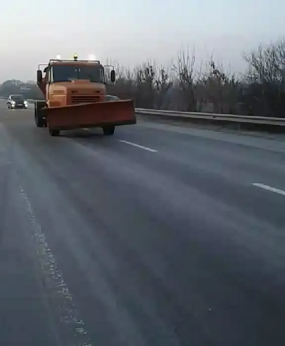Комунальники взялися розчищати сніг на волинських дорогах (фото)
