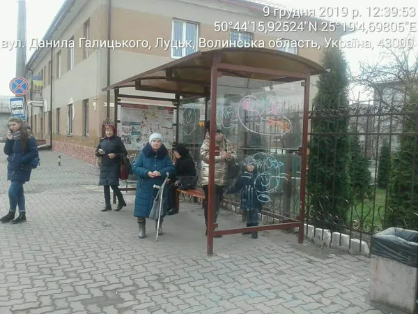 Луцькі муніципали знайшли порушення на зупинках громадського транспорту (фото)