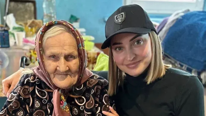 Бабуся Ганна з волонтеркою Анастасією Рудик