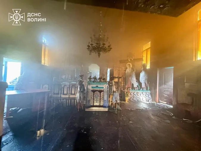 На Волині горіла дерев'яна церква: рятувальники майже дві години боролися з вогнем (фото)
