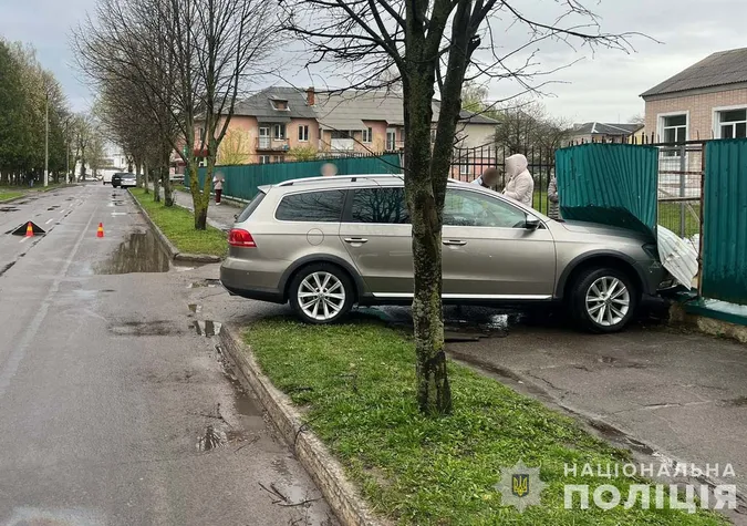 У Нововолинську авто збило жінку на тротуарі біля ліцею (фото)