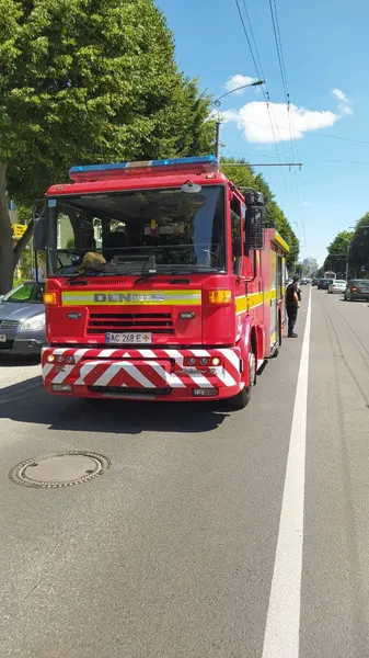 Перегрівся на сонці: у центрі Луцька в автівці спалахнув павербанк (фото)