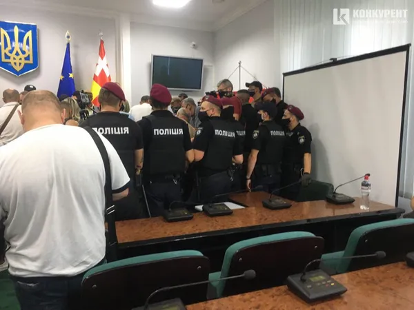 У стінах Луцькради мітинг: чого вимагають (ВІДЕО, ФОТО, ОНОВЛЕНО)