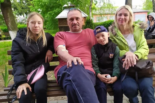 Військовослужбовець Валентин Собчук після операції з дружиною Іриною та дітьми Лізою та Дмитром, червень 2022 року. Фото: Ірина Собчук