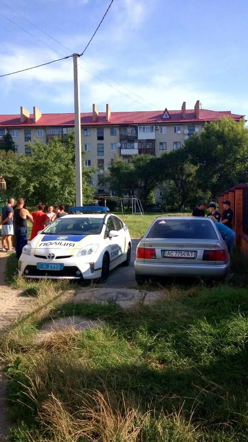 Біля дитмайданчика встановили електроопори: мешканці написали заяву в поліцію. ФОТО