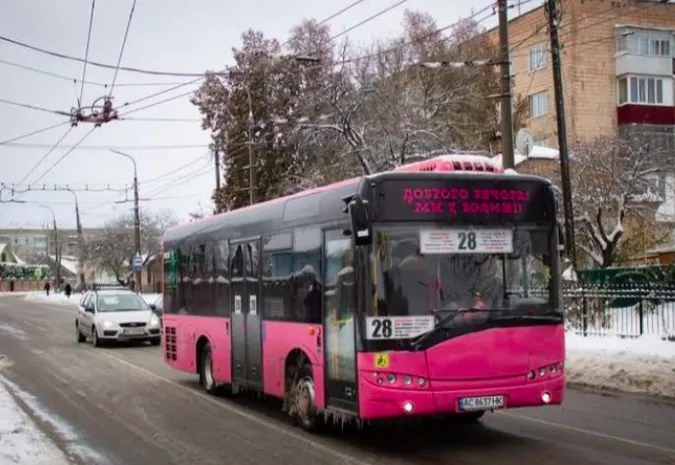 Маршрутка, що підіймає настрій: звідки у Луцьку взявся незвичайний рожевий автобус