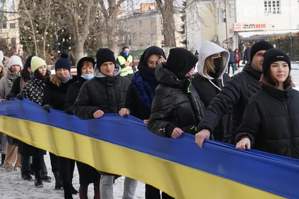 Свято єднання: у Луцьку розгорнули довжелезний стяг у День Соборності (фото, відео)