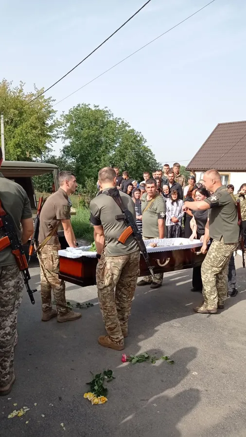 На Волині попрощалися з військовим (фото, відео)