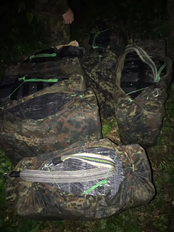 На Волині біля кордону знайшли човен з 12-ма ящиками сигарет (фото)