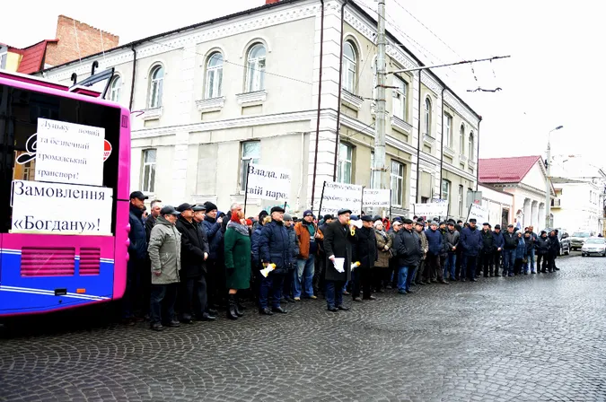 Тролейбуси із швейцарського плеча і ображений луцький автопром: фоторепортаж із сесії