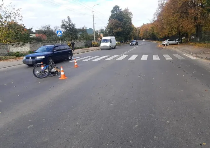 У Луцьку Audi збила пенсіонера на велосипеді й протаранила дерево (фото)