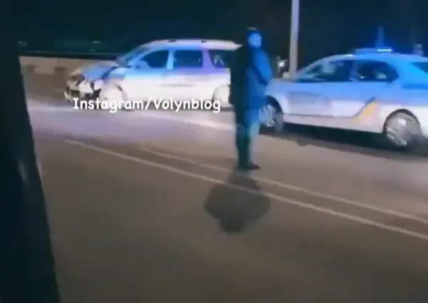 У Луцьку на вулиці Ківерцівській автомобіль влетів у відбійник (відео)