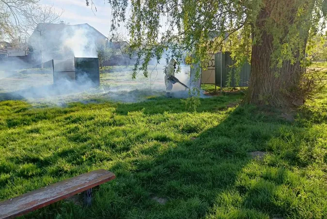 На Волині обробляють зелені зони й місця відпочинку від кліщів (фото)