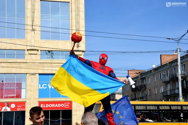 У центрі Луцька Людина-павук з «Чупа-чупсом» закликає дружити (фото)