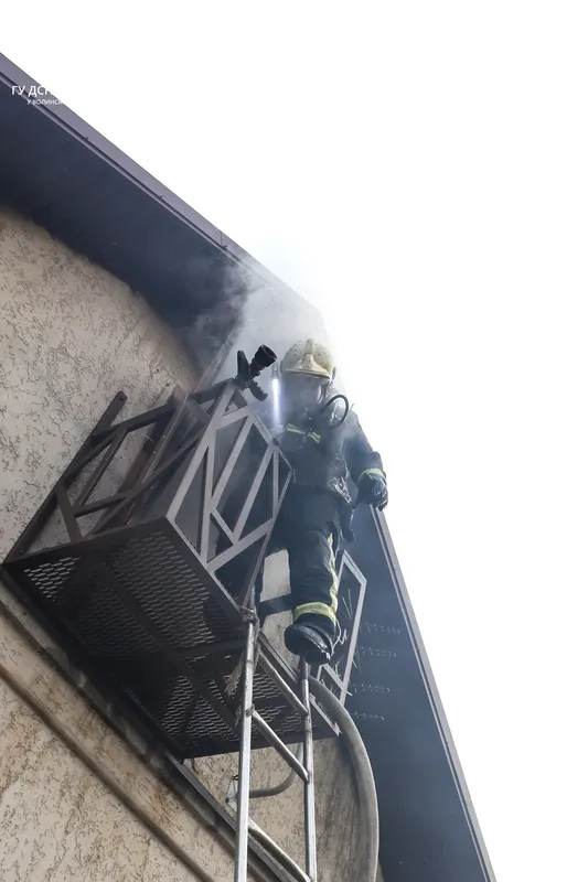 У Луцьку горів дах житлового будинку (фото, відео)