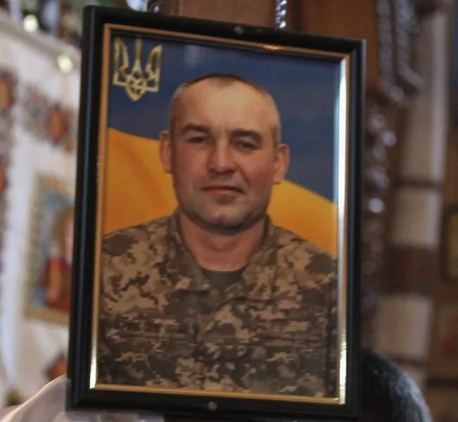 🕯 У Володимирській громаді попрощалася із Захисником Олегом Гринишиним (фото)