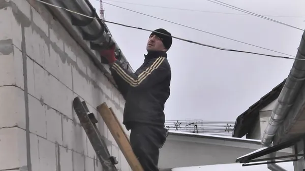 У Луцьку в будинку, пошкодженому ракетою, почали відновлювати дах (фото)
