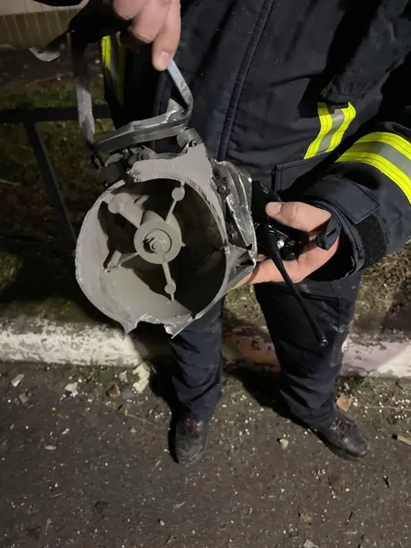 Ворожий безпілотник врізався у житловий будинок у Києві: будинок палає (фото)