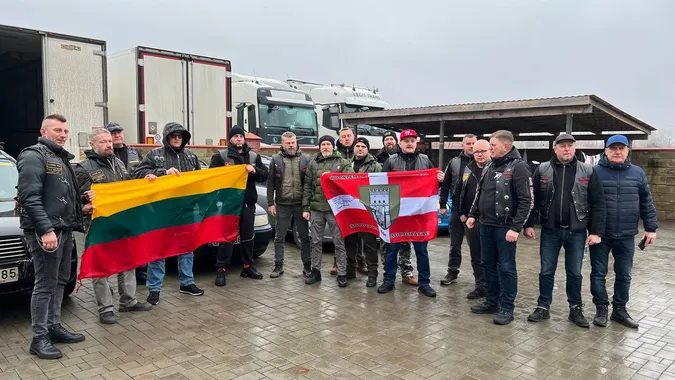 Литовські байкери привезли у Луцьк авто для ЗСУ (фото)