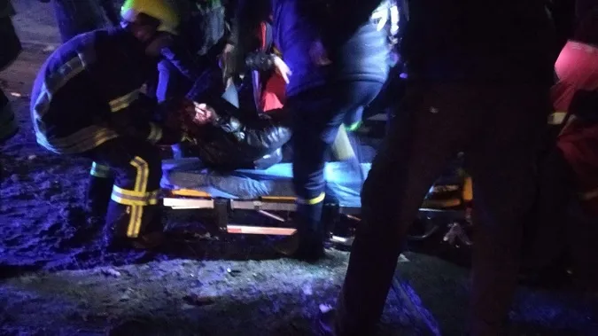 Водія діставали з деформованого авто: на Волині зіткнулися вантажівка та легковик (фото)