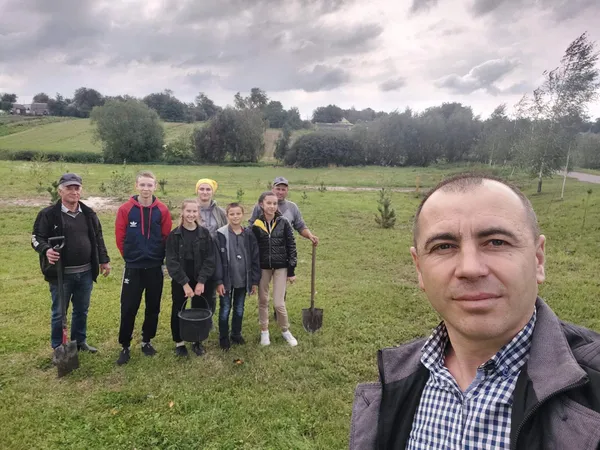 У Хорлупах на місці закинутого складу заклали новий сквер (фото)