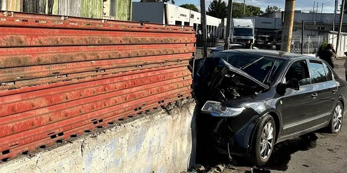 Водію стало зле: у Луцьку легковик злетів з дороги й врізався у паркан (фото)