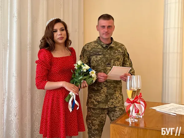 Він – військовий, вона – тил: молодята із Енергодара взяли шлюб у Володимирі (фото, відео)