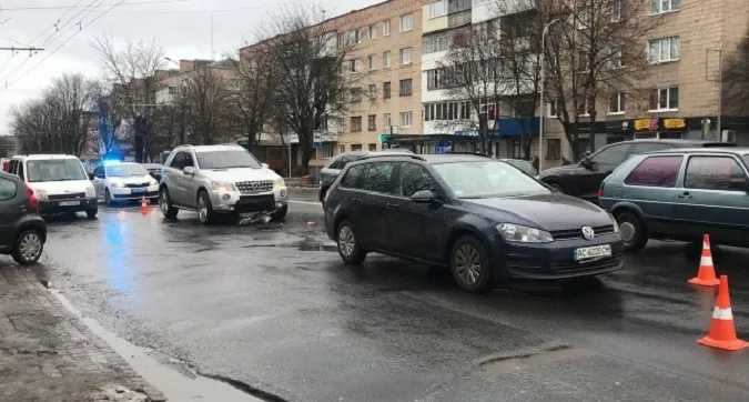 У Луцьку на Рівненській Mercedes протаранив Volkswagen (фото)