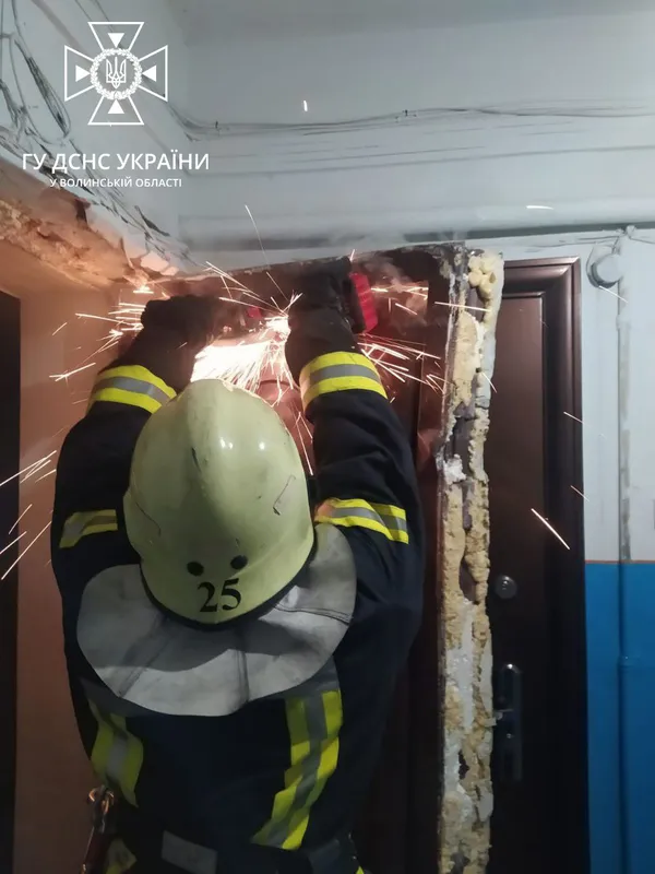 На Грушевського з зачиненої квартири врятували лучанку, яка чекала медиків