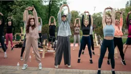«Місто, рухайся!»: пів сотні лучан зібралися на перше тренування просто неба (фото)