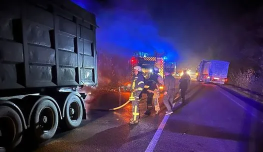 У Нововолинську серед дороги зайнялась вантажівка (фото)